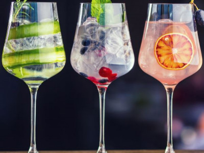 Zapomeňte na Aperol Spritz: Hugo Spritz, Campari Spritz, Mimosa a Prosecco Tonic