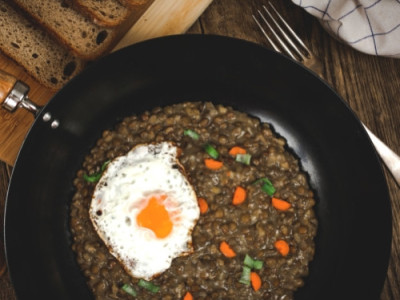 Novoroční čočka na červeném víně